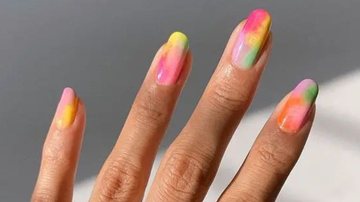 As unhas tie dye estão entre as apostas para quem deseja arrasar. - Reprodução / Pinterest