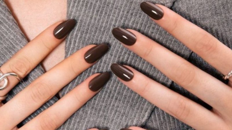 As unhas marrons estão entre as apostas certeiras para arrasar. - Reprodução / Pinterest