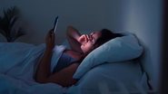 Usar o celular antes de dormir está entre os hábitos que podem ser prejudiciais para a sua saúde. - Reprodução / Freepik