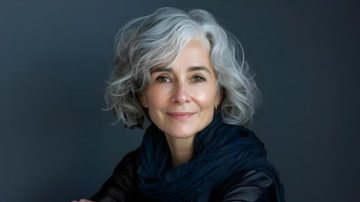 idosa de cabelos curtos