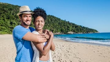 casal na praia