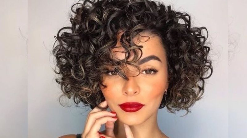 O chanel combina perfeitamente com fios cacheados e pode te deixar deslumbrante. - Reprodução / Kioshi Sato