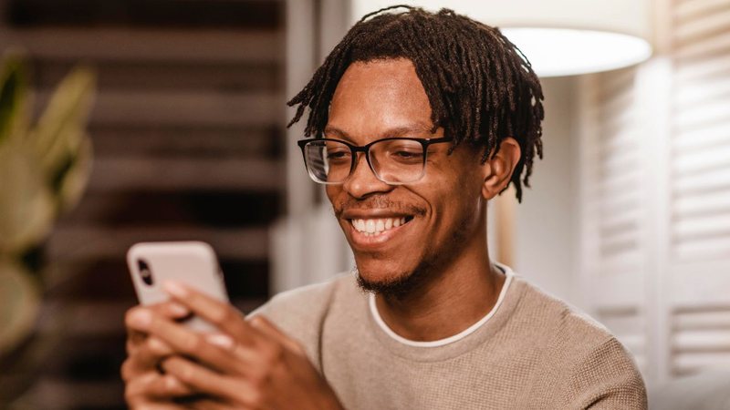 Homem usando o celular