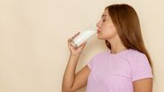 mulher bebendo leite