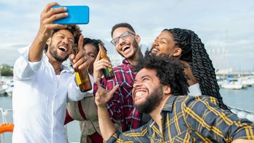 Amigos tirando selfie