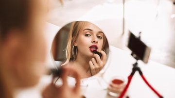 Escolher a make certa pode complementar o seu visual de forma única. - Reprodução / Freepik