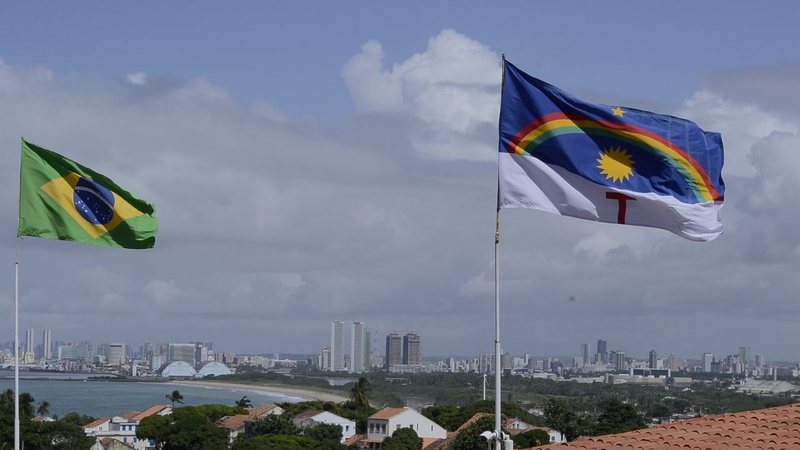 Bandeira de Pernambuco e bandeira do Brasil hasteadas