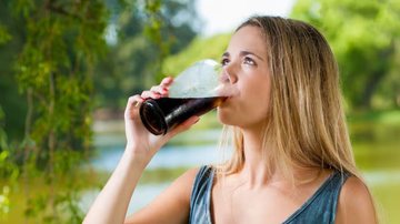 O hábito de tomar refrigerante zero se popularizou, mas a bebida divide opiniões. - Reprodução / Freepik