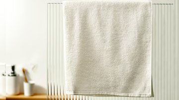 As toalhas de banho podem acabar proliferando fungos e bactérias quando úmidas. - Reprodução / Freepik