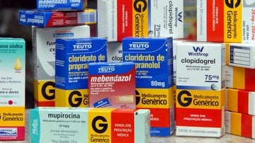 Mulher com dor na mão