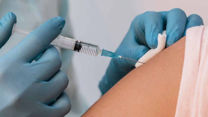 Pessoa tomando vacina