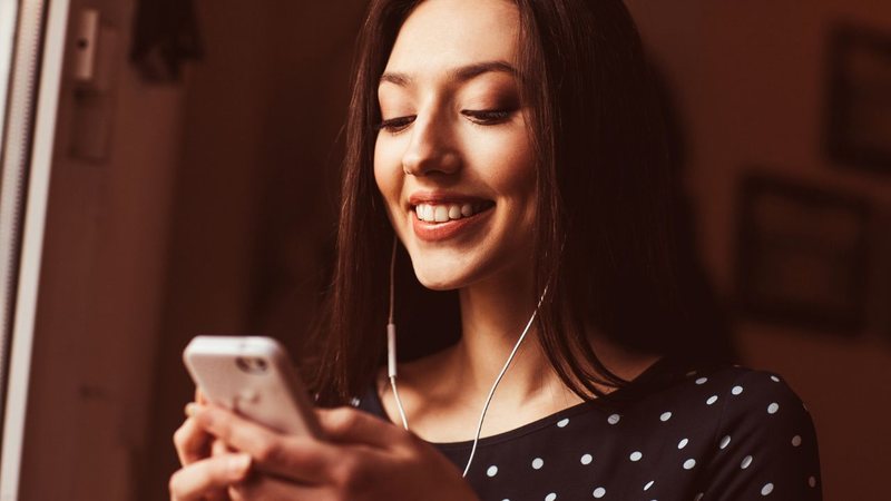 Mulher sorridente usando o celular