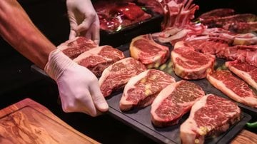 pedaços de carne bovina dispostos em bandejas.