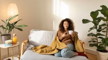 mulher sentada em um sofá em uma casa aconchegante