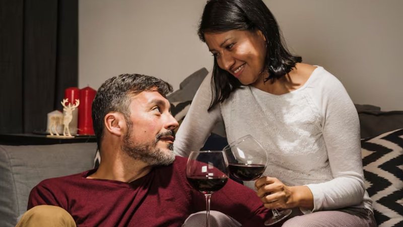 casal tomando vinho