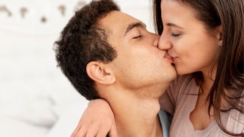 casal se beijando.