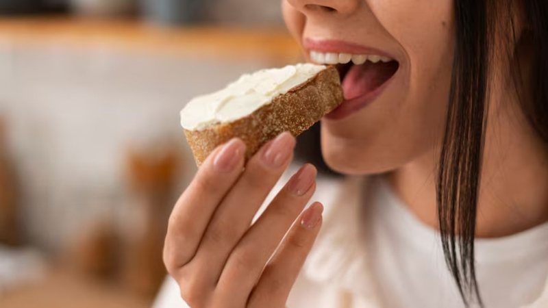 mulher comendo pão