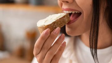 mulher comendo pão