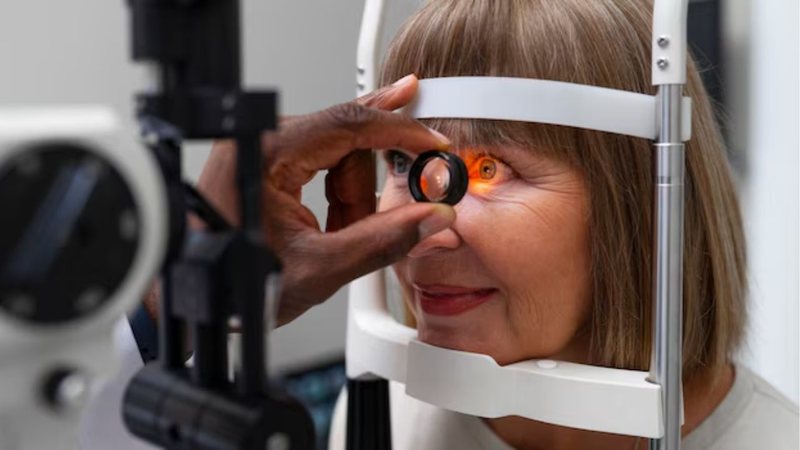 mulher realizando consulta em oftalmologista