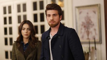 casal em frente à pintura