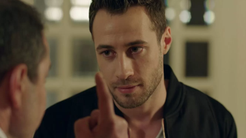 Personagem Cenk, de Cruel Istambul, durante cena na novela.