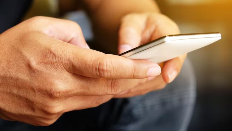 mãos segurando celular