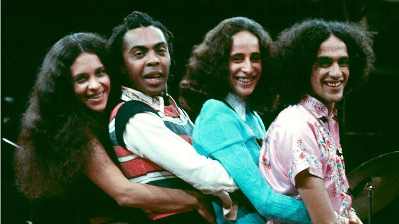 homens e mulheres se abraçando em fileira