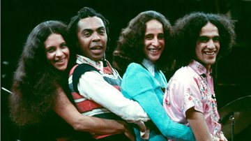 homens e mulheres se abraçando em fileira