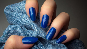 unhas pintadas em azul elétrico