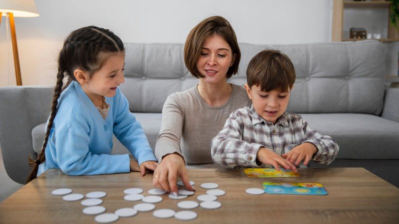 Mulher brincando com os filhos na sala de estar
