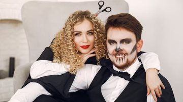 casal fantasiado para o hallowen sentado em poltrona.