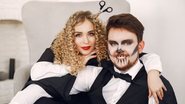 casal fantasiado para o hallowen sentado em poltrona.