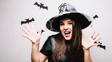 mulher vestida de bruxa