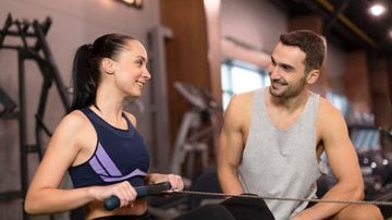 casal flertando enquanto se exercita em academia