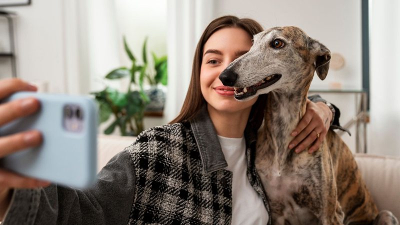 Mulher tirando foto com cachorro