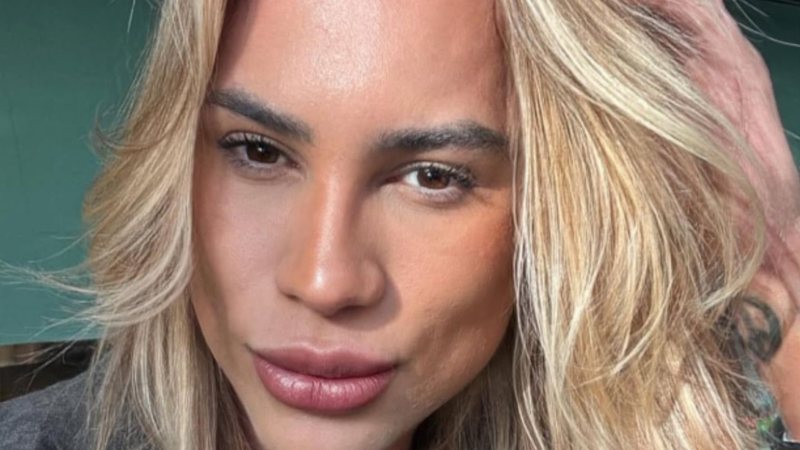 influenciador posando