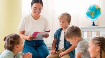 Professora de educação infantil com crianças