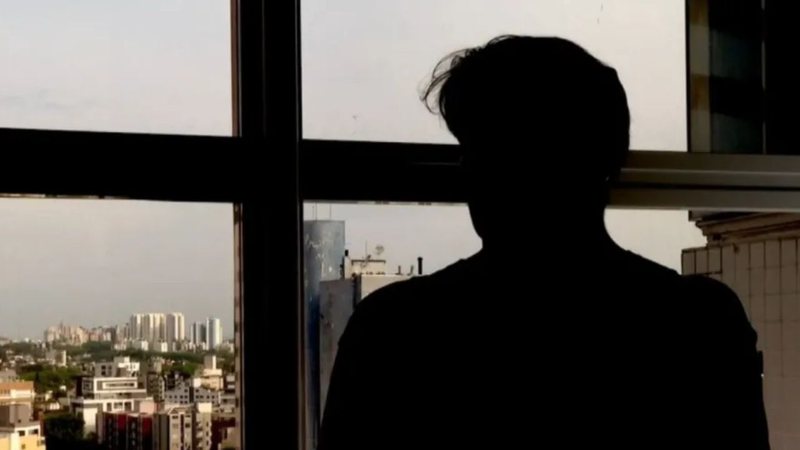 silhueta de mulher em frente à janela