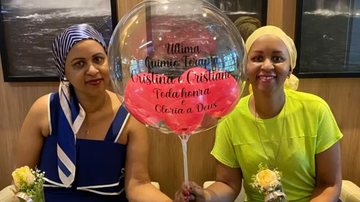 gêmeas posando sentadas para câmera