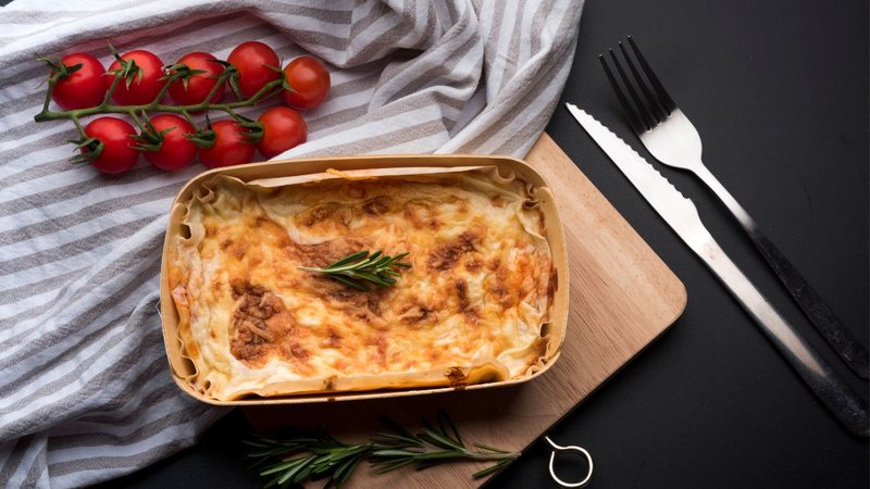Travessa com lasanha sobre uma mesa