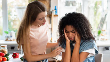 mulheres conversando de forma intensa
