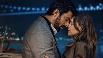 casal protagonista da novela quase se beijando em cenário.