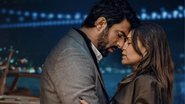 casal protagonista da novela quase se beijando em cenário.