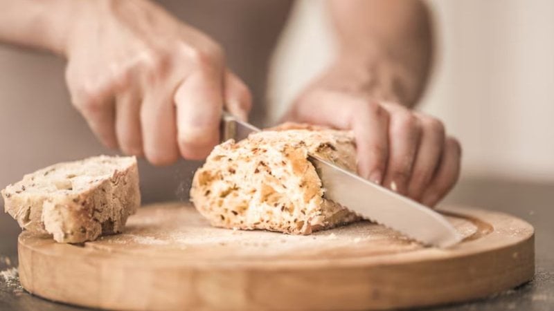 cortando pão