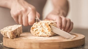 cortando pão