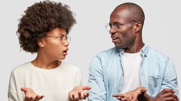 Casal tendo leve discussão