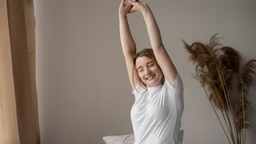 mulher se espreguiçando e sorrindo