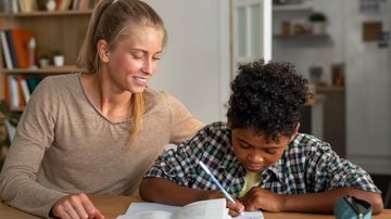 professor e aluno em classe