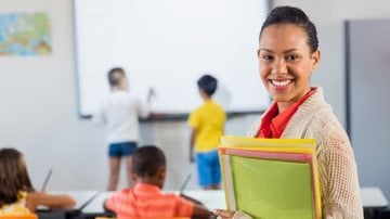 professora sorrindo em classe