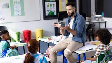 professor em classe cercado de alunos